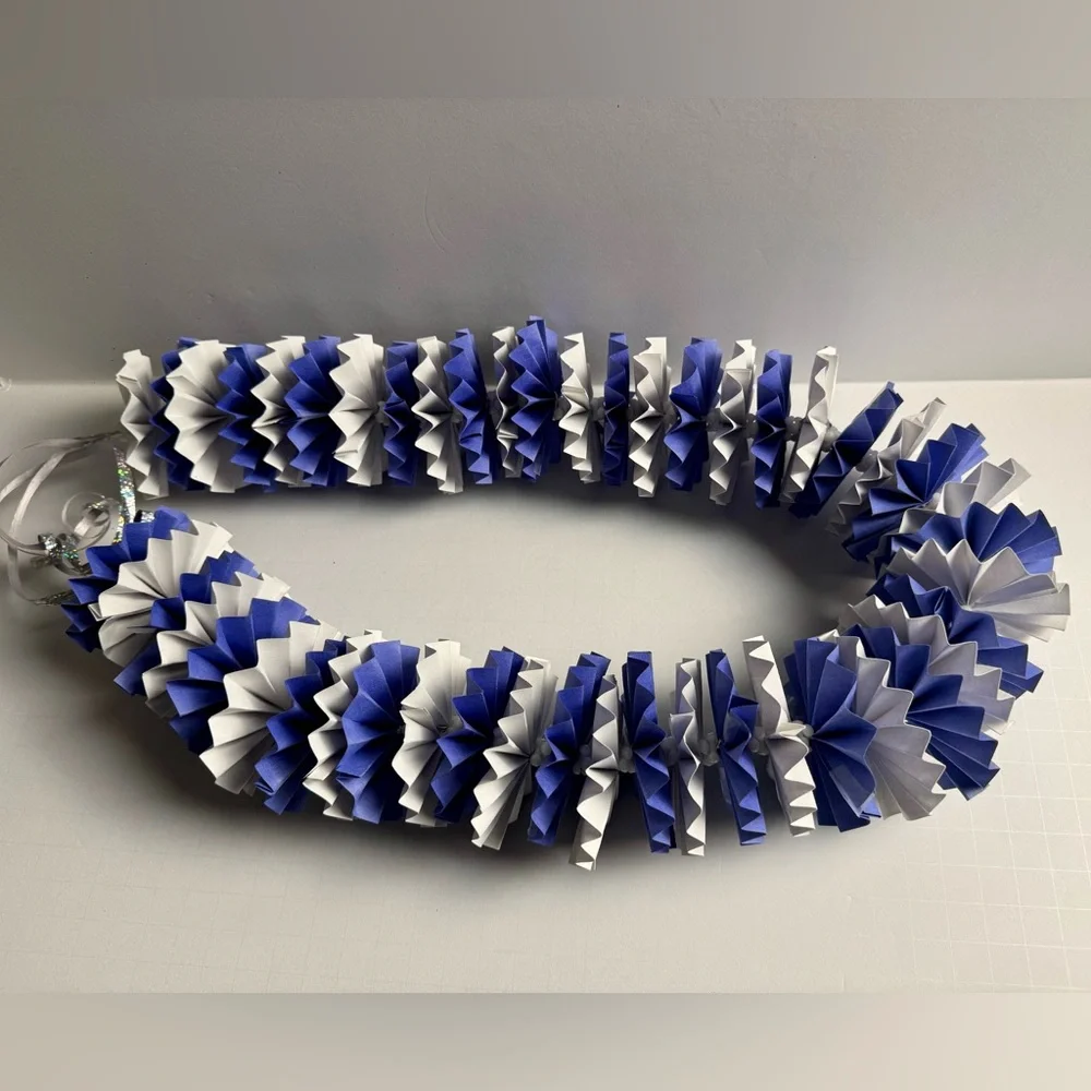 Handmade Blue & White Paper Lei - Picture 4 of 6